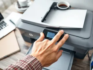 Nowoczesne stanowisko pracy z laptopem, smartfonem i paczkami, symbolizujące profesjonalne prowadzenie biznesu dropshippingowego.
