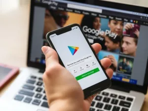 Nowoczesne stanowisko pracy z laptopem i kartonami, symbolizujące logistykę i sprzedaż w modelu dropshipping.